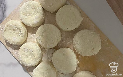 Формируем форму сырников.