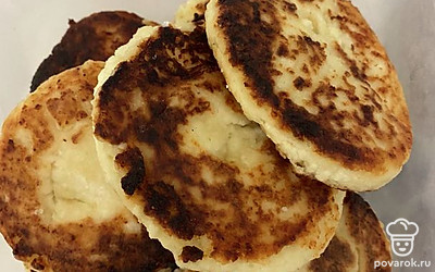 На разогретую сковороду добавляем масло и обжариваем с каждой стороны до румяной корочки.