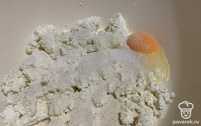 Творог советую брать рассыпчатый, а не в брикетах. Если творог слишком влажный, отожмите его через марлю, добавьте яйцо, сахар и манку. Перемешайте и оставьте на 15 минут, чтобы манка набухла. Не добавляйте слишком много сахара, он разжижает массу.