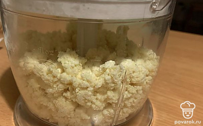 Для более нежной консистенции сырников, массу я перебиваю блендером, но этот шаг можно пропустить.