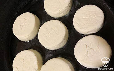 Наберите тесто столовой ложкой, скатайте шарики, придайте форму большим ножом и обваляйте в муке с двух сторон.