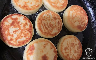 Жарьте на капле подсолнечного масла на медленном огне до золотистой корочки (без крышки).