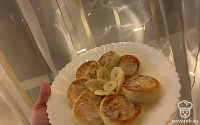 Готовое блюдо можно украсить ягодами, фруктами, вареньем. В моем случае это немного сгущеного молока и бананчик.
Приятного аппетита!