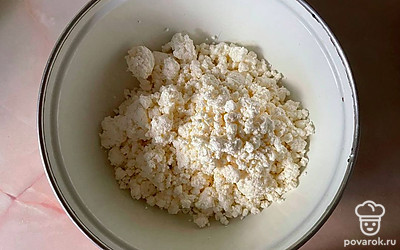 Творог выложить в глубокую чашу.