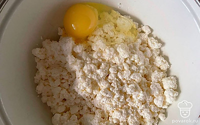 Добавить в творог одно яйцо.