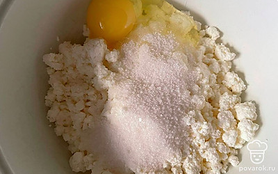 Добавить в смесь сахар и щепотку соли. 