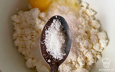 Добавить неполную ложку кокосовой стружки. 