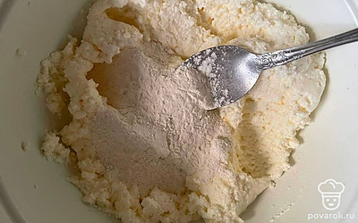 Добавить муку (3-4 столовых ложки). Тесто должно быть мягким, но не жидким. 