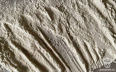 5 столовых ложек разложить на разделочной доске и посыпать ложку кокосовой стружки. 