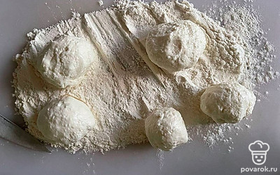 Сформировать кружки из теста и обернуть их в муку со всех сторон. Сформировать сырники.