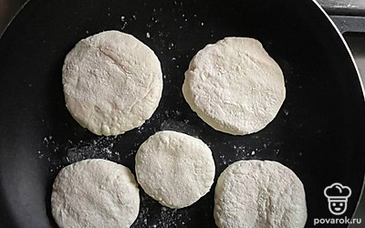 На разогретую скороду капнуть пару капель подсолнечного масла и обжарить сырники на минимальном огне с каждой стороны до коричневого цвета, примерно 2-3 минуты. 