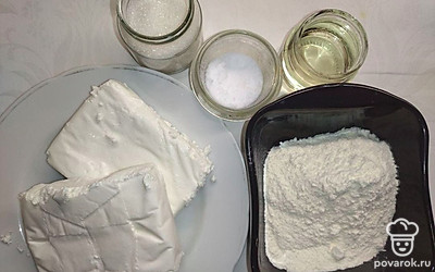 Приготовьте сливочное масло, муку, творог, щепотку соли. А также емкости, куда вы будете класть все ингредиенты, для дальнейшей работы.