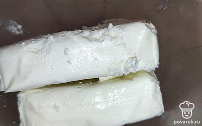 Выложите творог в отдельную миску, добавьте сахар, щепотку соли и столовую ложку муки. Все это хорошо смешайте, взбейте блендером в течении двух минут, до однородности.