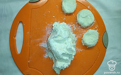 Получившуюся массу разделите по кусочкам, из каждого кусочка скатайте шарик, сожмите с двух сторон, чтобы этот шарик был не сильно приплюснутым.