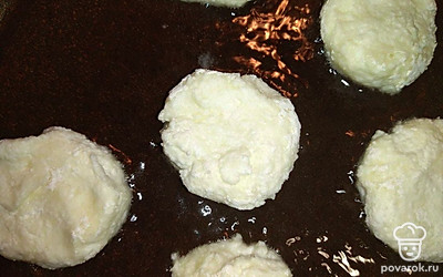 В отдельную тарелку насыпьте немного муки, обваливайте в ней сырники. На сковороду налейте немного растительного масла и подождите, чтобы сковорода нагрелась. После этого поджарьте сырники с двух сторон, до золотой корочки.