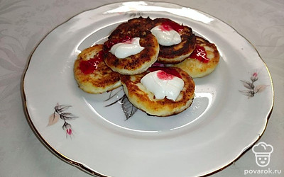 Готовые сырники выложите на тарелку и дайте им немного остыть. После того как блюдо остыло, украсьте какой-либо глазурью, дополните сметаной, а также подавайте с горячими любимыми напитками.