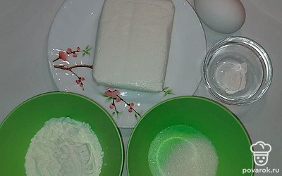 Подготовьте все необходимые по списку ингредиенты, также емкости, куда будете класть их. Перед этим промойте тщательно яйца, нагрейте продукты при комнатной температуре.