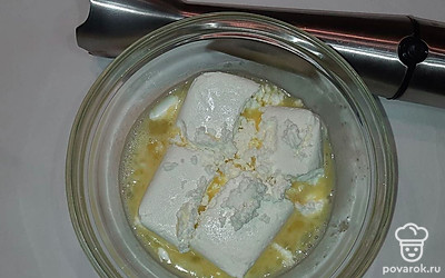 Первым делом сахар смешайте с яйцом, слегка взбейте их в одной глубокой емкости, добавьте творог. С помощью блендера взбейте до однородной массы.