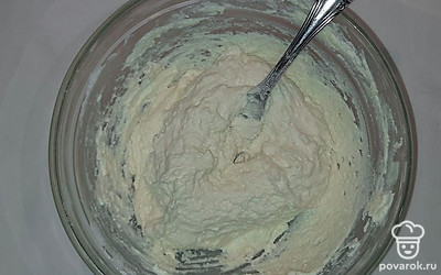 Затем просейте муку с разрыхлителем, перемешайте. Вафельницу хорошо прогрейте, смажьте маслом, далее выложите в нее аккуратно готовую смесь из всех ингредиентов, выпекайте до готовности, в течение пару минут.