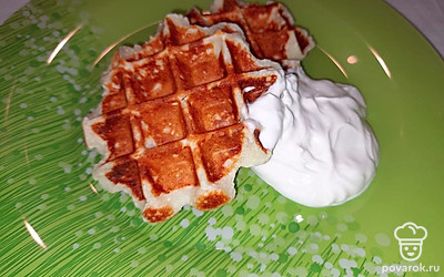 Гонконгские вафли- это потрясающий десерт, который лучше всего дополнять сметаной или медом, только благодаря этим дополнениям, десерт получается очень вкусным сытным и вкусным.