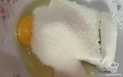 В глубокой тарелке соединяем творог, манную крупу, яйцо, сахар.