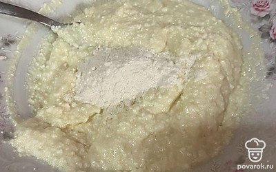 Добавляем ванилин, муку 1 столовую ложку. Хорошо перемешаем. Тесто оставляем на 15 минут.