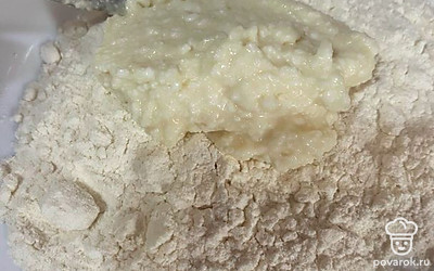 Набрав в ложку тесто, обсыпаем мукой и выкладываем в сковороду.