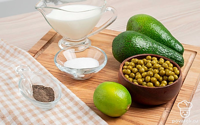 Помойте лайм и авокадо, откройте банку с зеленым горошком. Приготовьте все ингредиенты и выложите их перед собой на столе для удобства приготовления.