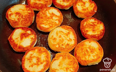 Жарим с двух сторон до золотистой корочки. 