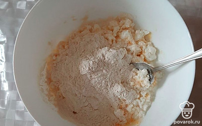 Добавляем 5 ложек пшеничной муки. Тщательно перемешиваем все, разминая все комочки. 
