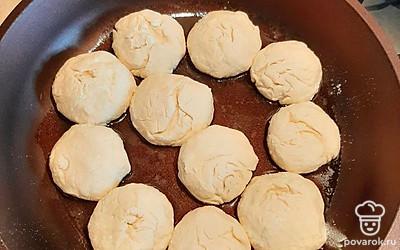 Формируем шарики и обваливаем в муке, выкладываем на сковороду с растительным маслом. 