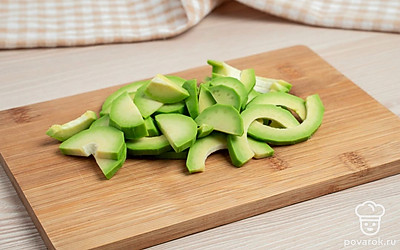 Срежьте с авокадо шкурку и удалите косточки, после чего нарежьте полукольцами.