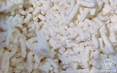 Рассыпчатый творог прокрутить через мясорубку. 
