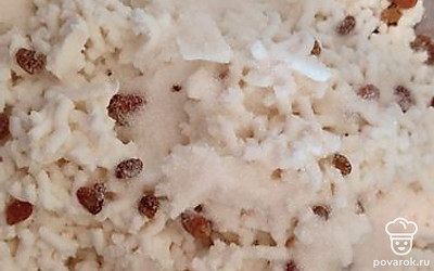 Соединить с сахаром, ванилином, разрыхлителем и изюмом. 