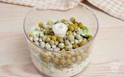 Заложите в чашу блендера авокадо и зеленый горошек. Затем влейте сливки, добавьте по вкусу соль и черный молотый перец.