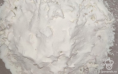 Простите муку и добавить яйцо, замешать тесто. 