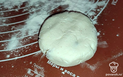 Сформировать сырник на муке. Я использую стакан, чтобы он был ровный. Слегла приплюсну и воду стаканом по муке. Жарю с двух сторон. До золотистой корочки или запекаю при 180 градусах около 10 минут. Если замораживаю, то потом не размораживают, сразу на противень. 