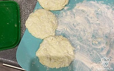 Смешиваем творог, яйцо, сахар и соль. Добавляем 2 столовые ложки манной крупы с горкой. На дощечку высыпаем муку (мука нужна только для того, чтобы обвалять сырники). Влажными руками формируем сырники любимой формы. Если разваливаются, добавьте еще ложку манки. Если творог крупинками, пробейте всю смесь погружным блендером.