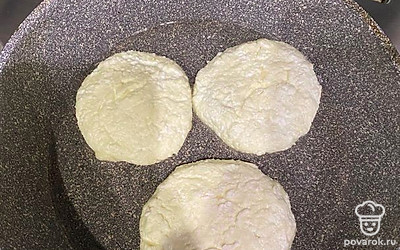 Нагреваем сковороду и прогреваем растительное масло. Выкладываем сырники и обжариваем на слабом огне 10 минут, периодически переворачивая.