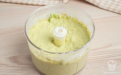 Слегка измельчите ингредиенты блендером. Разрежьте лайм и выдавите его сок в чашу. Тщательно измельте все до получения однородной массы светло-зеленого оттенка.