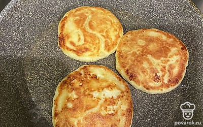 Жарим сырники под закрытой крышкой. Можно так запечь сырники в духовке 15-20 минут при температуре 180 градусов.