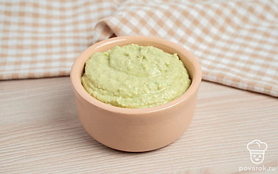 После того, как масса превратится в однородное пюре, можно выключать блендер. Готово! Переложите блюдо в удобную посуду и подавайте к столу!