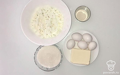 Тщательно промойте куриные яйца под водой, отрежьте нужный кусок масла, поместите в емкость, в отдельную емкость насыпьте творог, в еще одну добавьте нужное количество сахара, манки.