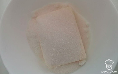 В емкость с сахаром добавьте масло, хорошо перемешайте. После отделите белки от желтков, добавьте к сахару желтки, хорошо перемешайте. Получившуюся массу переложите в емкость с творогом, хорошо перемешайте, добавьте манку.