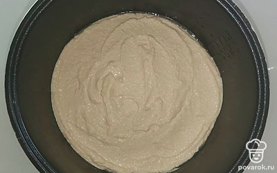 Последним действием добавьте белки, тщательно перемешайте. Подготовьте мультиварку, чашу смажьте маслом, вылейте смесь, поставьте режим «Выпечка» и готовьте на протяжении 50 минут. Аккуратно достаньте готовый сырник, дайте ему остыть.