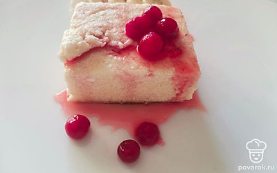 Подавайте готовый сырник в качестве основного завтрака или употребляйте во время перекуса, в течение дня. Перед подачей дополните ягодами, любимым сиропом, а также резанным бананом.