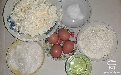 Тщательно промойте яйца под водой, поместите в емкость, налейте в стакан нужное количество масла, а также остальные ингредиенты по списку отмерьте необходимым количеством, разложите в мисочки для дальнейшего использования.