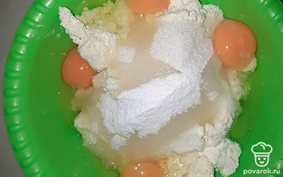 В миску с творогом просейте муку, добавьте сахар, вбейте яйца и насыпьте ванилин, хорошо перемешайте до однородности. Из получившегося теста сформируйте кружочки, приплюсните их немного.