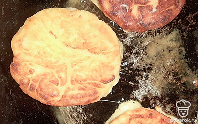 Обжарьте на разогретой в масле скороде с двух сторон, в течение 5 минут, до золотой корочки. Готовые сырники аккуратно достаньте, выложите на тарелку с салфетками, чтобы стек лишний жир.