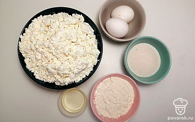 Тщательно промойте куриные яйца под водой, выложите в посуду их, налейте в чашу нужное количество масла, а также поместите сахар, муку, творог, по отдельным емкостям.